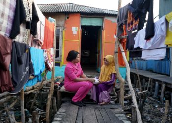 Polres Belawan Bagikan Sembako dan Takjil di Kampung Nelayan 