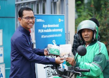 PLN UID Sumatera Utara Bagikan Takjil Gratis dan Ajak Masyarakat Tambah Daya Bulan Berkah