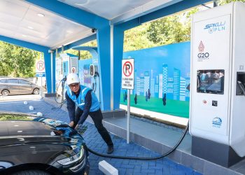 Gunakan Mobil Listrik, Dirut PLN Jajal SPKLU di Rest Area 626B Saradan, Pastikan Seluruh Sistem Layanan SPKLU Andal