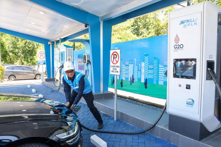 Gunakan Mobil Listrik, Dirut PLN Jajal SPKLU di Rest Area 626B Saradan, Pastikan Seluruh Sistem Layanan SPKLU Andal