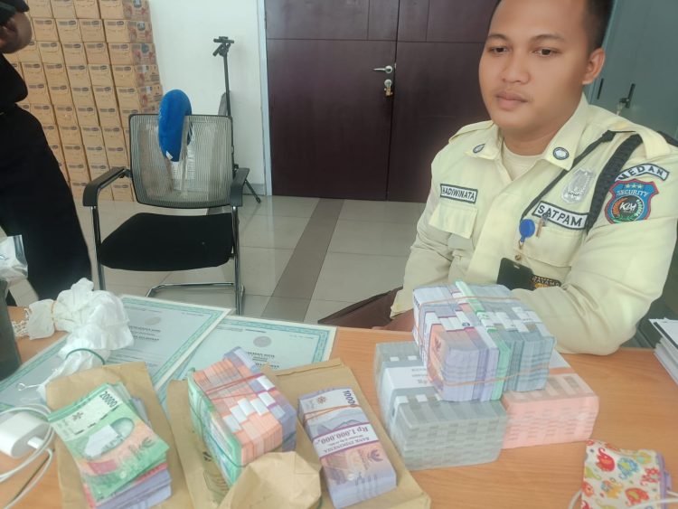 Kejujuran Petugas Security KAI Bandara Medan, amankan Barang Tertinggal Milik Penumpang Senilai 24 Juta