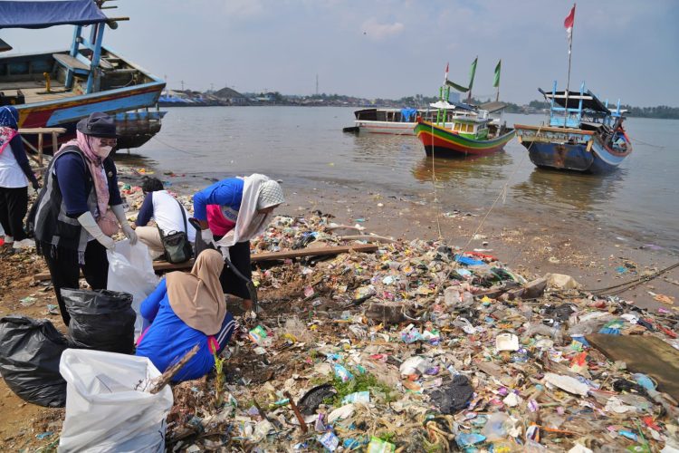 Aksi Bersih Pantai di Pantai Teluk Labuan, PGN Dukung Pantai Makin Bersih dan Lestari