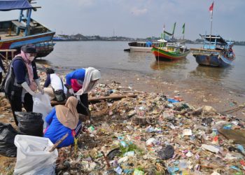 Aksi Bersih Pantai di Pantai Teluk Labuan, PGN Dukung Pantai Makin Bersih dan Lestari
