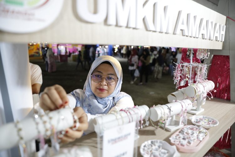 Showcase AMANAH di Pesta Rakyat Ramai Pengunjung, Pelaku UMKM di Aceh Dapat Banyak Untung