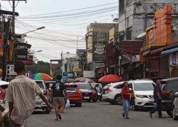 Masyarakat Padati Jalan DI Panjaitan Berburu Perlengkapan Sekolah