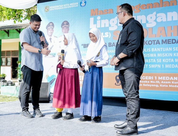 Wali Kota Medan Bagikan Perlengkapan Sekolah Kepada Pelajar