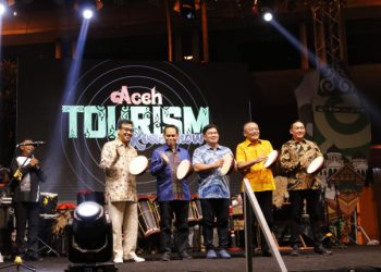 Kepala Disbudpar Aceh Almuniza Kamal (tengah) didampingi Kepala Disbudpar Sumut Zumri Sulthony dan pejabat daerah lainnya memukul rapai sebagai tanda penutupan Aceh Tourism Roadshow di Pelataran Plaza Medan Fair Kota Medan, Minggu (4/8) malam. (PB/Khairil Umri)