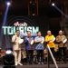 Kepala Disbudpar Aceh Almuniza Kamal (tengah) didampingi Kepala Disbudpar Sumut Zumri Sulthony dan pejabat daerah lainnya memukul rapai sebagai tanda penutupan Aceh Tourism Roadshow di Pelataran Plaza Medan Fair Kota Medan, Minggu (4/8) malam. (PB/Khairil Umri)