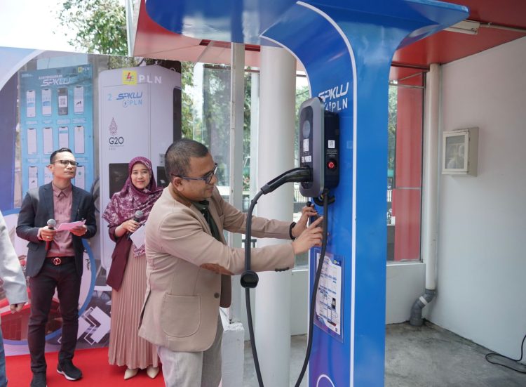 Dukung Ekosistem Kendaraan Listrik, PLN UID Sumatera Utara Resmikan SPKLU Kemitraan di Hotel Santika Dyandra Medan