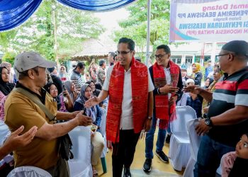 Rico Waas Salurkan Beasiswa PIP Aspirasi Prananda Surya Paloh di SMAN 13