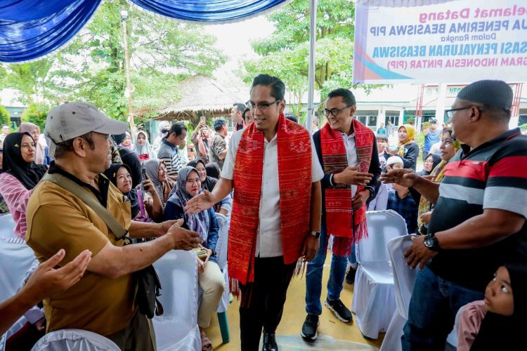 Rico Waas Salurkan Beasiswa PIP Aspirasi Prananda Surya Paloh di SMAN 13