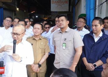 Wali Kota Medan terpilih Rico Tri Putra Bayu Waas (kanan), Saat mendampingi Menko Pangan Zulkifli Hasan sidak di pasar sei sikambing, Medan, Selasa (21/1/2025). PotretBisnis/Andi Rambe