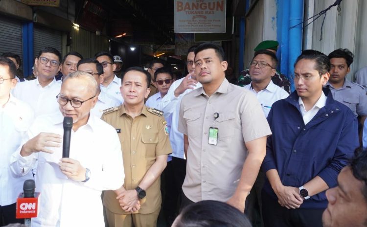 Wali Kota Medan terpilih Rico Tri Putra Bayu Waas (kanan), Saat mendampingi Menko Pangan Zulkifli Hasan sidak di pasar sei sikambing, Medan, Selasa (21/1/2025). PotretBisnis/Andi Rambe