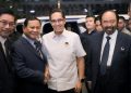 Wali Kota Medan terpilih Rico Waas (tengah) diapit oleh Presiden Prabowo Subianto (kiri) dan Ketua Umum Partai Nasdem Surya Paloh. PotretBisnis/Dok Tim RW