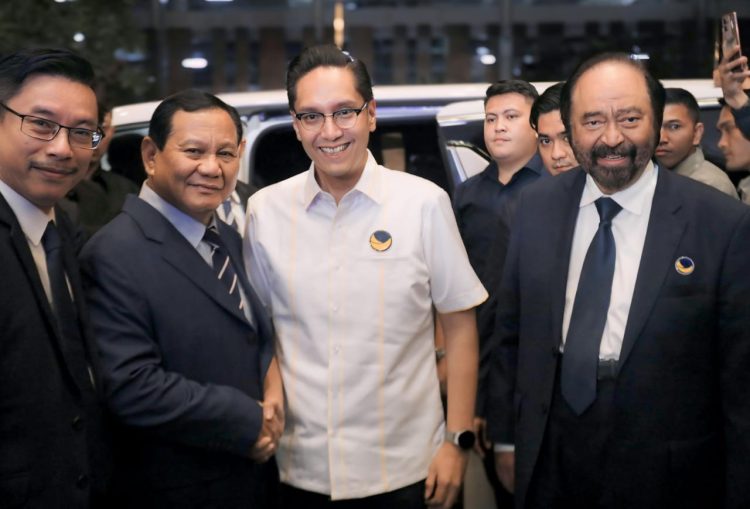 Wali Kota Medan terpilih Rico Waas (tengah) diapit oleh Presiden Prabowo Subianto (kiri) dan Ketua Umum Partai Nasdem Surya Paloh. PotretBisnis/Dok Tim RW