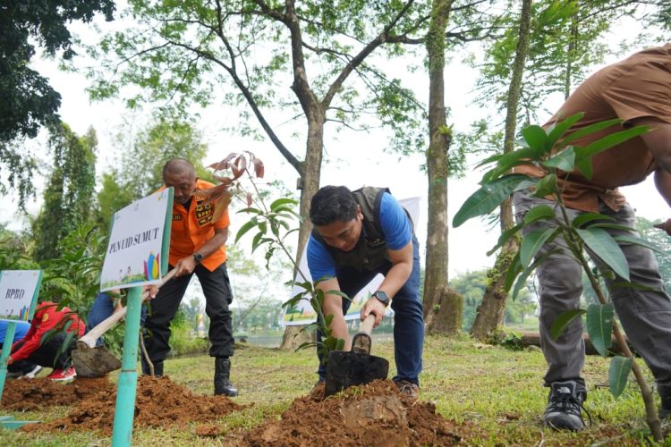 Peringati Hari Lingkungan Hidup, PLN UID Sumut Tebar Kebaikan Lewat Penanaman Pohon
