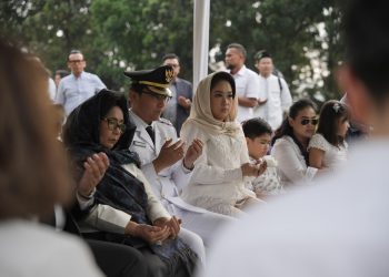 Usai Dilantik Presiden, Rico Waas Bersama Istri Ziarah ke Makam Ayahanda