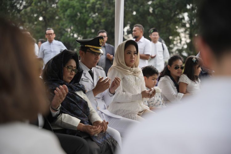 Usai Dilantik Presiden, Rico Waas Bersama Istri Ziarah ke Makam Ayahanda