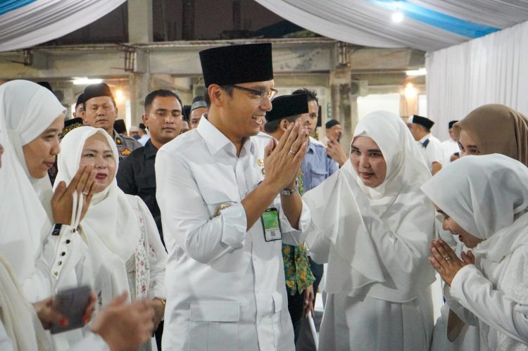 Rico Waas Buka Puasa Bersama Masyarakat dan Iman Salat Magrib di Masjid Muwahiddin Medan Selayang