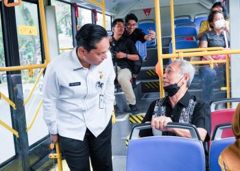 One Day No Car, Rico Waas Pergi Kerja ke Balai Kota Naik Bus Listrik