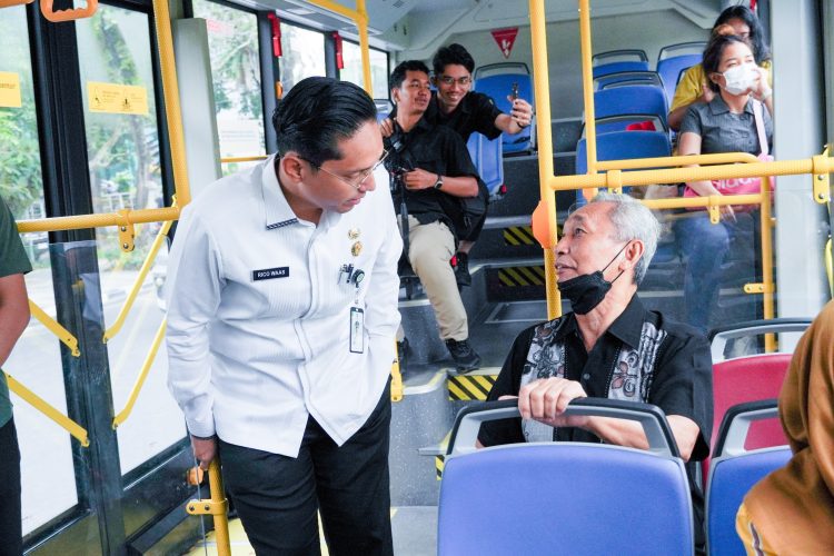 One Day No Car, Rico Waas Pergi Kerja ke Balai Kota Naik Bus Listrik