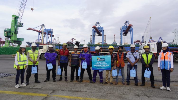 PTP Nonpetikemas Berbagi 500 Takjil di Wilayah Operasional Pelabuhan