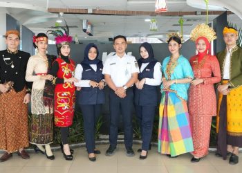 KAI Sumut Rayakan Hari Kartini dengan Sapa Pelanggan, Bagi-bagi Suvenir, dan Kejutan Ulang Tahun di Stasiun Medan