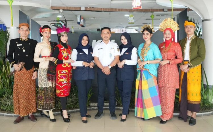 KAI Sumut Rayakan Hari Kartini dengan Sapa Pelanggan, Bagi-bagi Suvenir, dan Kejutan Ulang Tahun di Stasiun Medan