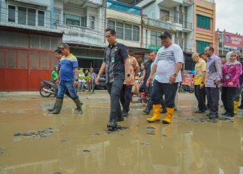 Ganggu Aktivitas Masyarakat dan Pedagang, Rico Waas Segera Perbaiki Jalan Sunggal yang Rusak Berat