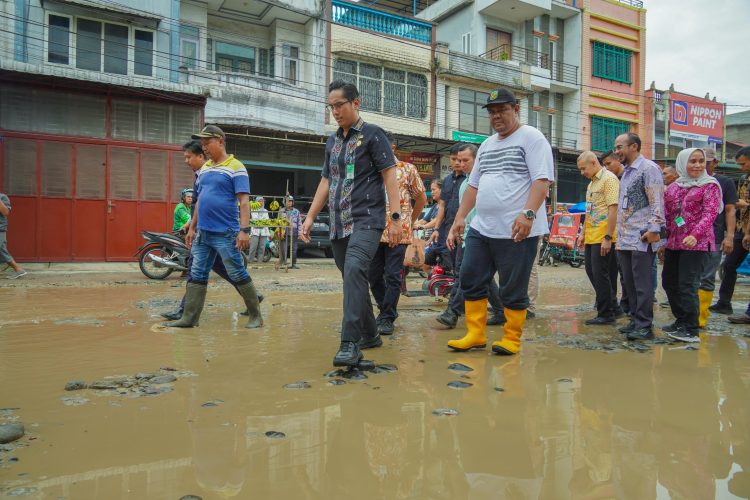 Ganggu Aktivitas Masyarakat dan Pedagang, Rico Waas Segera Perbaiki Jalan Sunggal yang Rusak Berat