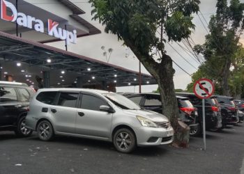 Sejumlah kendaraan parkir di Dara Kopi, Jalan Sei Batanghari Medan.