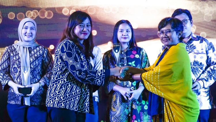 Sekretaris Perusahaan PTP Nonpetikemas Fiona Sari Utami saat menerima penghargaan Indonesia Digital Media Award 2025 dari SPS. PotretBisnis/Dok Ist