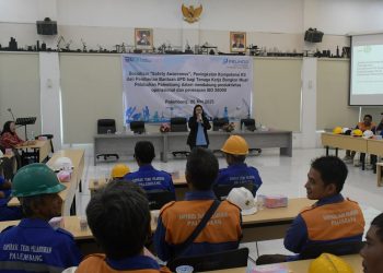 PTP Cabang Palembang Tingkatkan Kesadaran K3 dan Bagikan APD ke TKBM di Pelabuhan Boombaru 