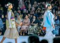 Model mengenakan busana ulos moderen di runway IFW 2025