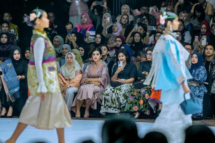 Model mengenakan busana ulos moderen di runway IFW 2025