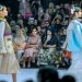 Model mengenakan busana ulos moderen di runway IFW 2025