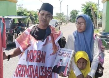 Kacak Alonso korban kriminalisasi melawan diskriminasi Kompold DK bersama keluarga di jalan raya Sumatera.
