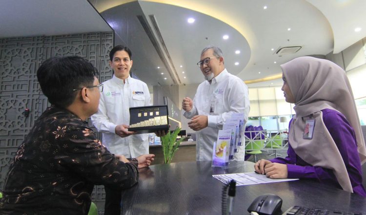 Pembiayaan Emas Bank Muamalat Melonjak 33 Kali Lipat Direktur Utama PT Bank Muamalat Indonesia Tbk Imam Teguh Saptono (kedua kanan) bersama Sekretaris Perusahaan Bank Muamalat Hayunaji (kedua kiri) berbincang dengan nasabah yang tengah mengajukan pembiayaan emas melalui produk Solusi Emas Hijrah di Jakarta, Rabu (14/1/2026). Hingga Desember 2025, pembiayaan Solusi Emas Hijrah Bank Muamalat melonjak 33 kali lipat secara year on year (yoy) dengan pertumbuhan mencapai Rp1,1 triliun. Adapun jumlah rekening (number of account) juga meningkat tajam 1.218% (yoy) menjadi 24.335. Pembiayaan emas tetap menjadi fokus bisnis Bank Muamalat di 2026 seiring harga emas yang diproyeksi stabil menguat pada tahun ini.