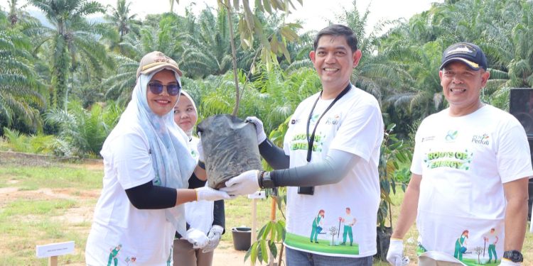 Hari Bumi Sedunia, PLN UID Sumut Laksanakan Aksi Tanam Pohon di Tapanuli Tengah