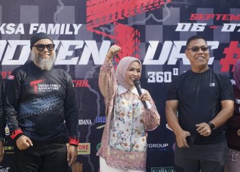 Bupati Labuhanbatu Maya Hasmita (tengah) didampingi Ketua Pengcab IOF Labuhanbatu M Iqbal Panglimunan (kiri) dan Kapolres Labuhanbatu diwakili Kasat Intelkam AKP Rubenta Tarigan pada acara Taksa Family Adventure #1: Explore Rantau Prapat – Sipagimbar yang digelar Indonesia IOF Labuhanbatu 2x1 Division pada Sabtu (6/9/2025). PotretBisnis/Hendra Broetal