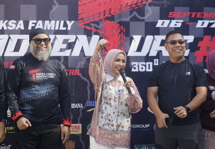 Bupati Labuhanbatu Maya Hasmita (tengah) didampingi Ketua Pengcab IOF Labuhanbatu M Iqbal Panglimunan (kiri) dan Kapolres Labuhanbatu diwakili Kasat Intelkam AKP Rubenta Tarigan pada acara Taksa Family Adventure #1: Explore Rantau Prapat – Sipagimbar yang digelar Indonesia IOF Labuhanbatu 2x1 Division pada Sabtu (6/9/2025). PotretBisnis/Hendra Broetal