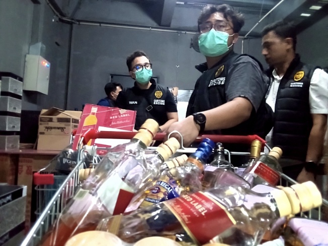 Panda Club One Batam Digerebek, Bea Cukai dan Imigrasi Sita Miras dan Tenaga Kerja Asing