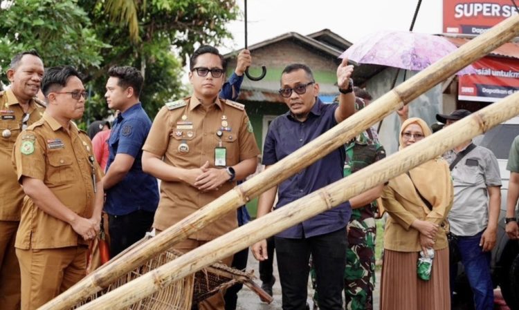 Wali Kota Medan Tinjau Jembatan Gantung Kota Bangun Yang Rusak Pasca Banjir