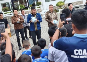 Pemprovsu dan PSSI Bagikan Bola Gratis untuk Dukung Pembinaan Sepak Bola Usia Dini