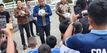 Pemprovsu dan PSSI Bagikan Bola Gratis untuk Dukung Pembinaan Sepak Bola Usia Dini