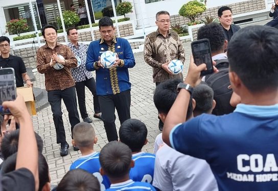 Pemprovsu dan PSSI Bagikan Bola Gratis untuk Dukung Pembinaan Sepak Bola Usia Dini