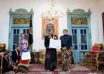 Dirut PTP Nonpetikemas Terima Gelar Kehormatan Kanjeng Raden Tumenggung dari Keraton Surakarta