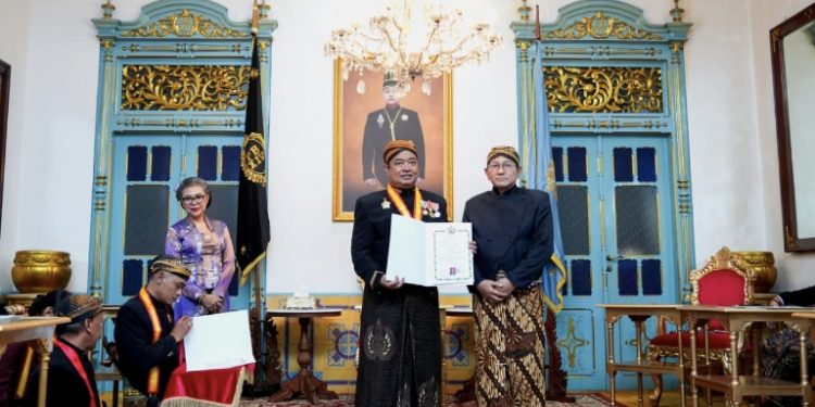Dirut PTP Nonpetikemas Terima Gelar Kehormatan Kanjeng Raden Tumenggung dari Keraton Surakarta