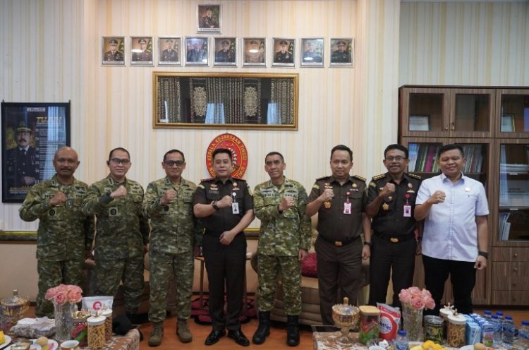 Kababinkum HAM TNI Silaturahmi dengan Kajati NTT, Perkuat Sinergi Penegakan Hukum