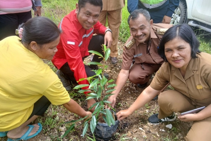 Petani Dairi Dapat Ilmu Baru, PT DPM Bagikan Ratusan Bibit Durian Montong
